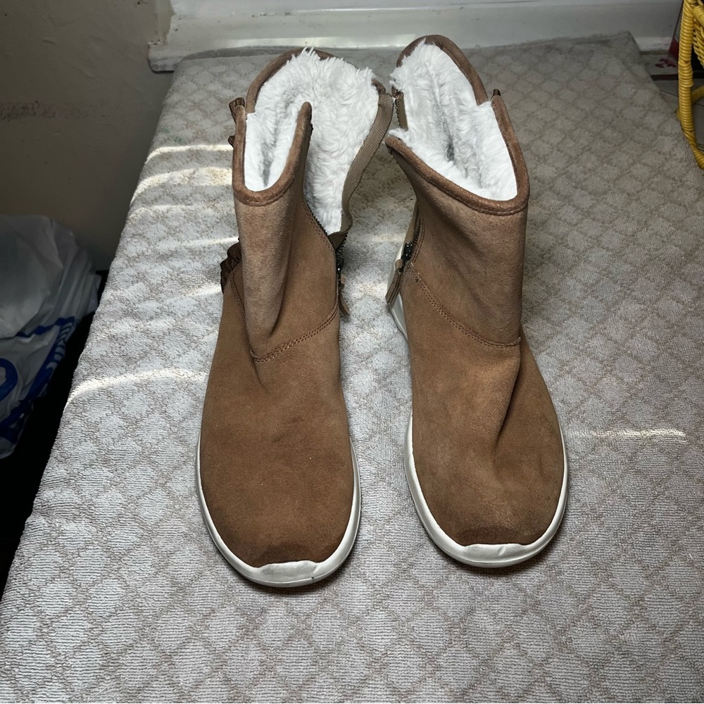 Brown Suede Boots with White Fur Lining